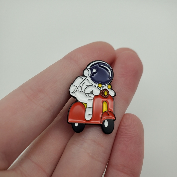 Astronaut on a bike pin - Picture 2 of 3